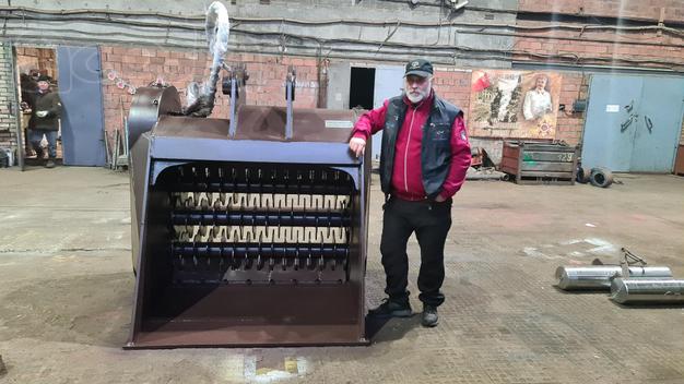 Компактный просеивающий ковш с двумя вращающимися валками